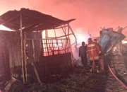 Api Berkobar Tengah Malam di Roomo Gresik, Rumah Kayu dan 4 Kendaraan Ludes, Kerugian Rp300 Juta