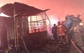 Api Berkobar Tengah Malam di Roomo Gresik, Rumah Kayu dan 4 Kendaraan Ludes, Kerugian Rp300 Juta