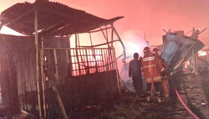 Api Berkobar Tengah Malam di Roomo Gresik, Rumah Kayu dan 4 Kendaraan Ludes, Kerugian Rp300 Juta