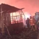 Api Berkobar Tengah Malam di Roomo Gresik, Rumah Kayu dan 4 Kendaraan Ludes, Kerugian Rp300 Juta