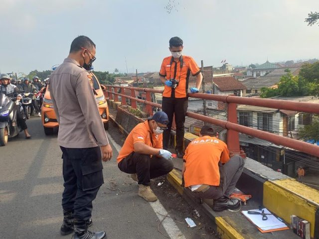 Penemuan Mayat, Pria Tergantung di Flyover Cimindi dengan Wajah Dilakban Penemuan Mayat, Pria Tergantung di Flyover Cimindi dengan Wajah Dilakban