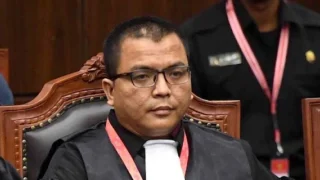 Denny Indrayana Desak DPR Segera Proses Pemakzulan Gibran